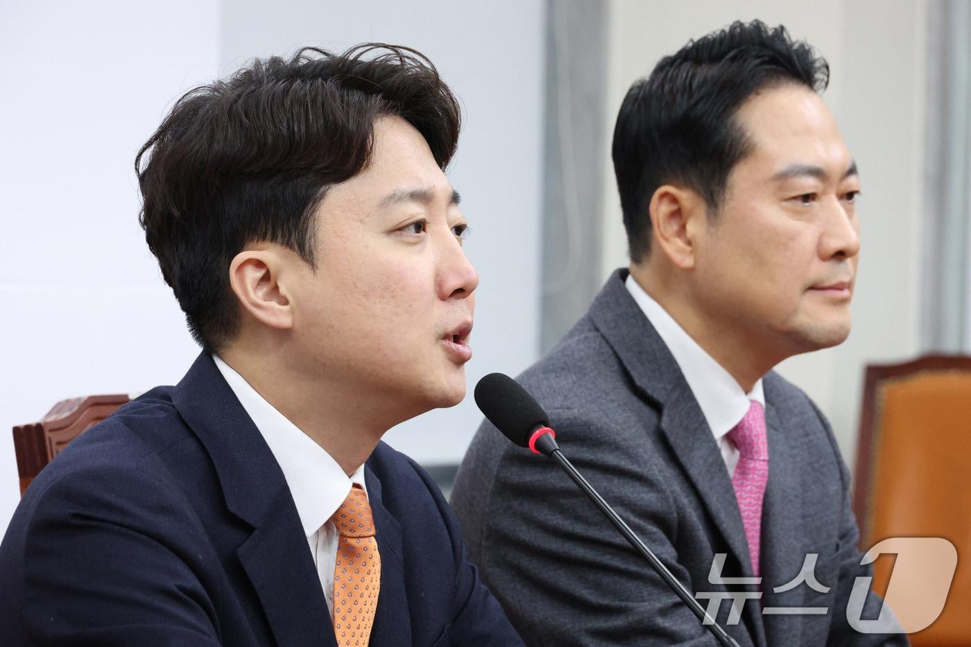 본문 이미지 - 장동혁 국민의힘 대표와 이준석 개혁신당 대표가 13일 서울 여의도 국회에서 회동하고 있다. 2026.1.13/뉴스1 ⓒ News1 신웅수 기자