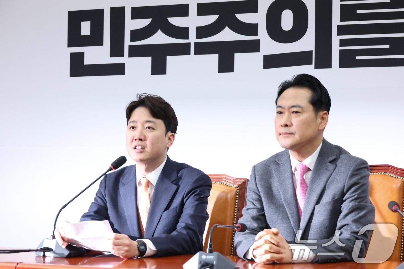 본문 이미지 - 장동혁 국민의힘 대표와 이준석 개혁신당 대표가 13일 서울 여의도 국회에서 회동하고 있다. 2026.1.13/뉴스1 ⓒ News1 신웅수 기자