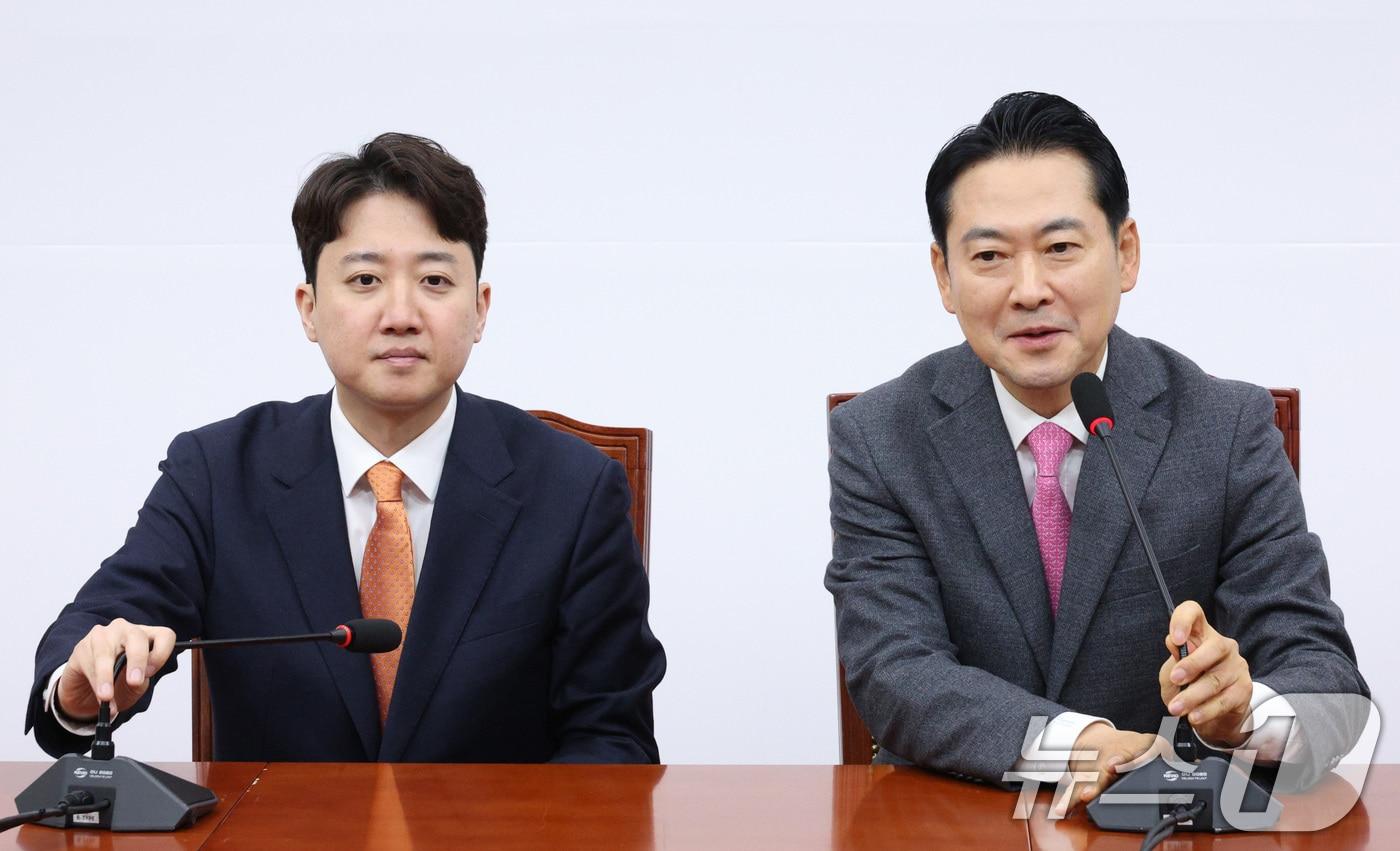 본문 이미지 - 지난 1월 13일 국회에서 만난 장동혁 국민의힘 대표와 이준석 개혁신당 대표.  2026.1.13 ⓒ 뉴스1 신웅수 기자
