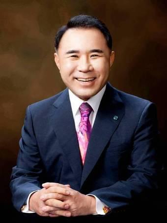 본문 이미지 - 윤홍근 제너시스BBQ그룹 회장.(BBQ 제공)