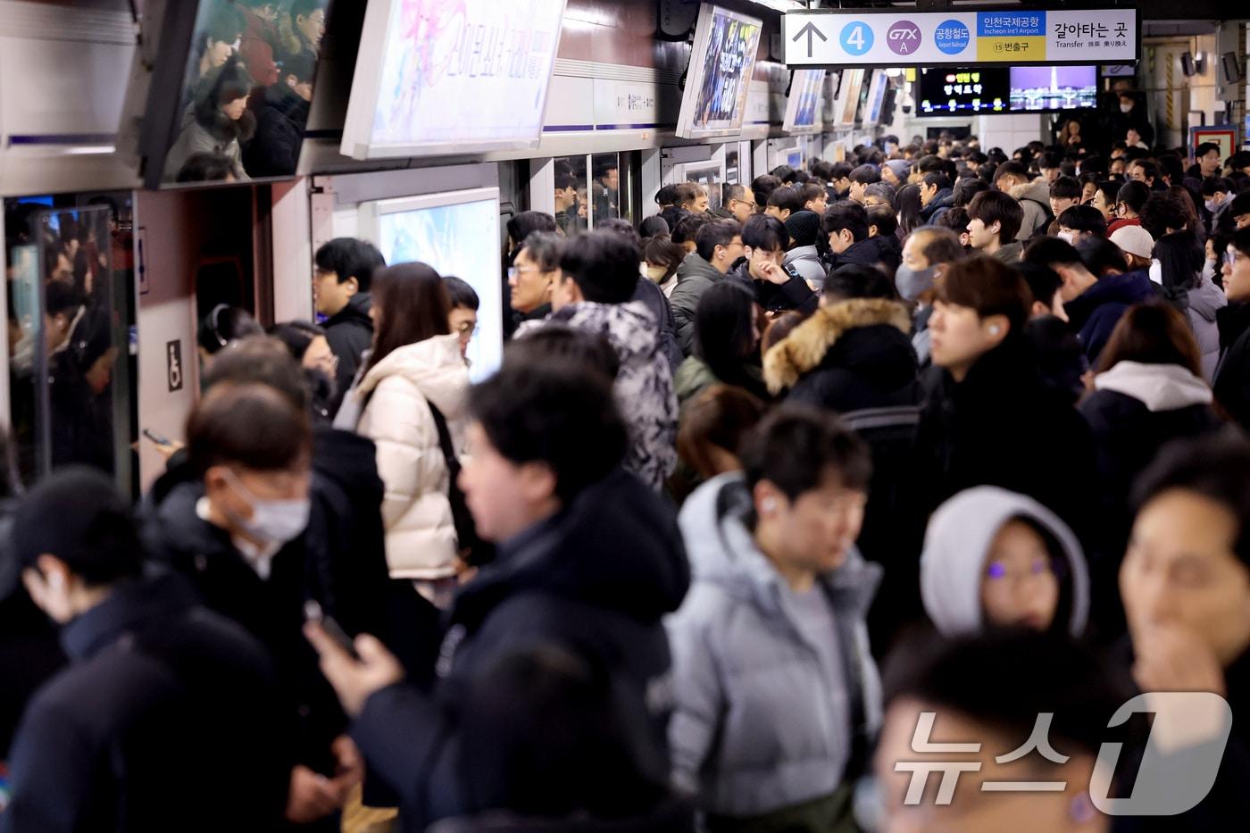 본문 이미지 - 서울 시내버스 노동조합이 무기한 전면파업에 돌입한 13일 서울역에서 시민들이 지하철을 이용해 출근하고 있다. 2026.1.13 ⓒ 뉴스1 이호윤 기자