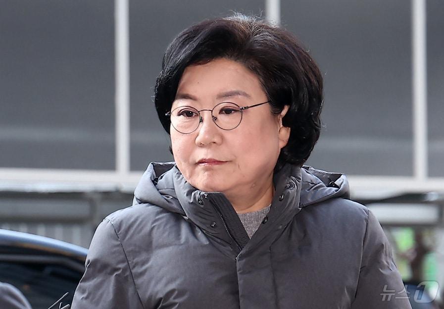 본문 이미지 - 이혜훈 초대 기획예산처 장관 후보자가 13일 오전 서울 중구 예금보험공사에 마련된 인사청문회 준비 사무실로 출근하며 취재진의 질문을 듣고 있다. 2026.1.13/뉴스1 ⓒ News1 김성진 기자