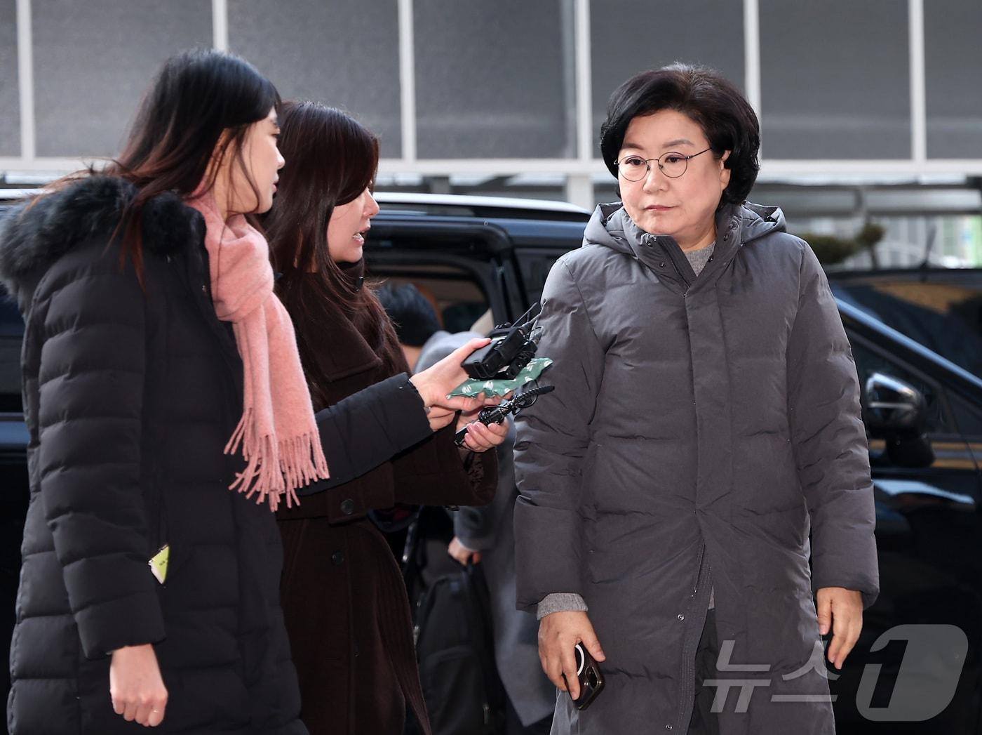 본문 이미지 - 이혜훈 초대 기획예산처 장관 후보자가 13일 오전 서울 중구 예금보험공사에 마련된 인사청문회 준비 사무실로 출근하며 취재진의 질문을 듣고 있다. 2026.1.13/뉴스1 ⓒ News1 김성진 기자