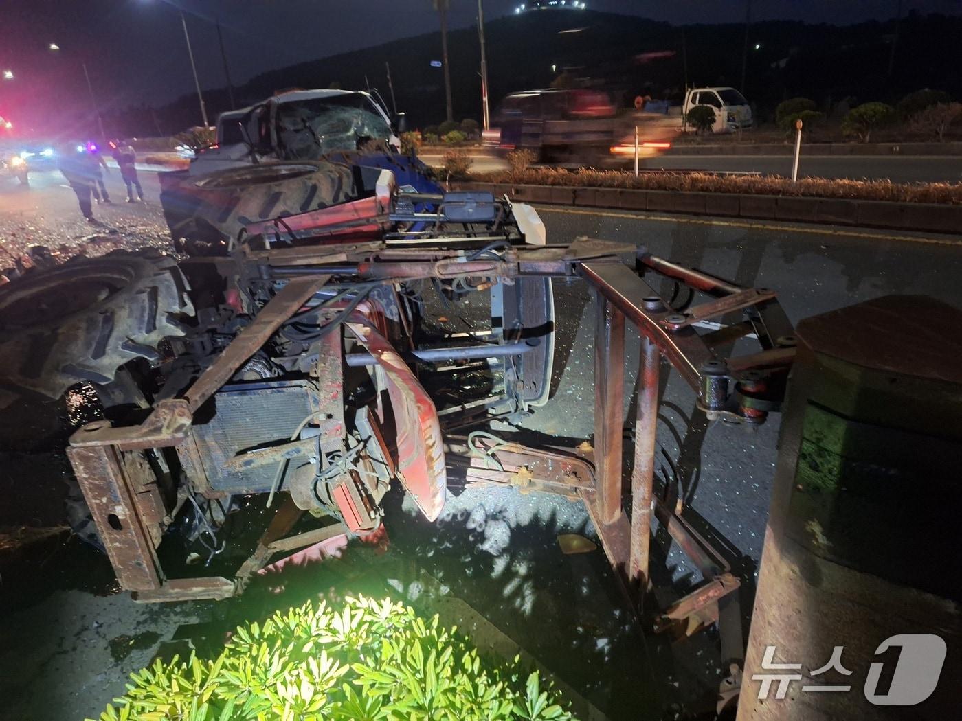 본문 이미지 - 13일 오전 서귀포시 대정읍에서 발생한 트럭과 트랙터 추돌사고.(제주도소방안전본부 제공. 재판매 및 DB 금지)