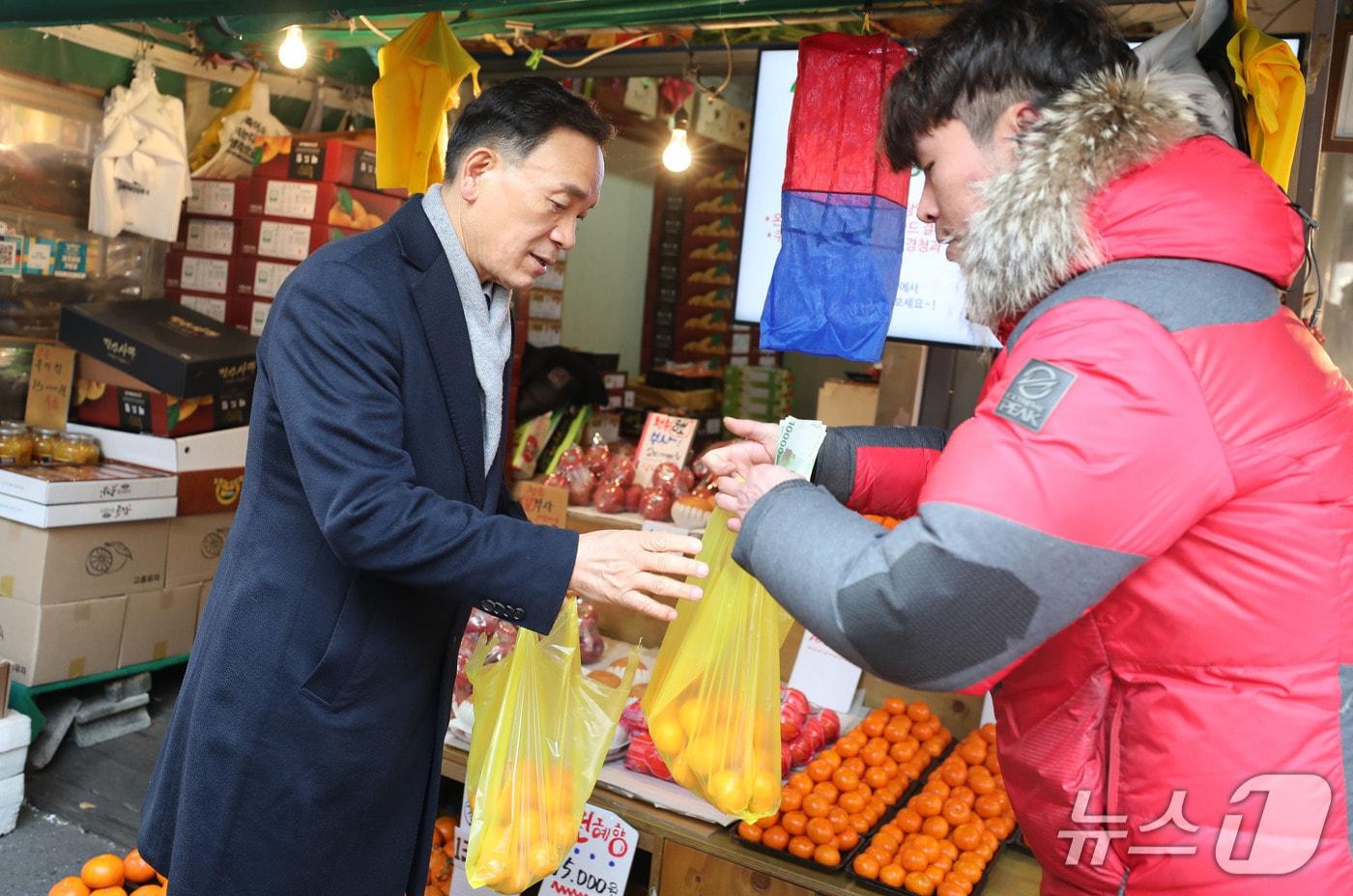 개포시장에서 장을 보는 조성명 강남구청장