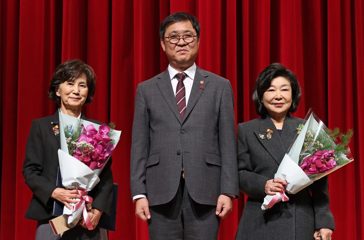 왼쪽부터 김은경 온양민속박물관장, 최휘영 문체부 장관, 박춘순 해든뮤지엄 관장(문체부 제공)