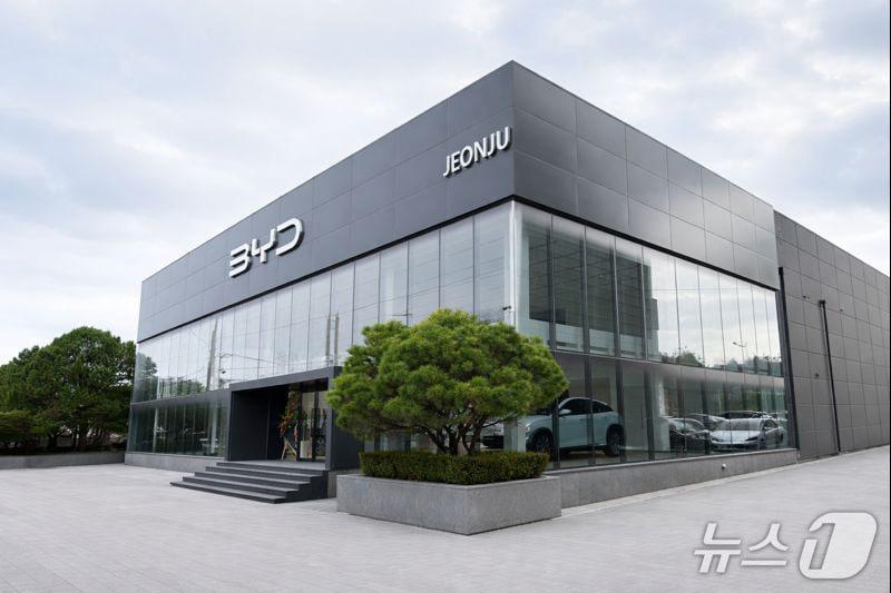 본문 이미지 -  BYD 오토 전주 전시장 전경.(BYD 제공)