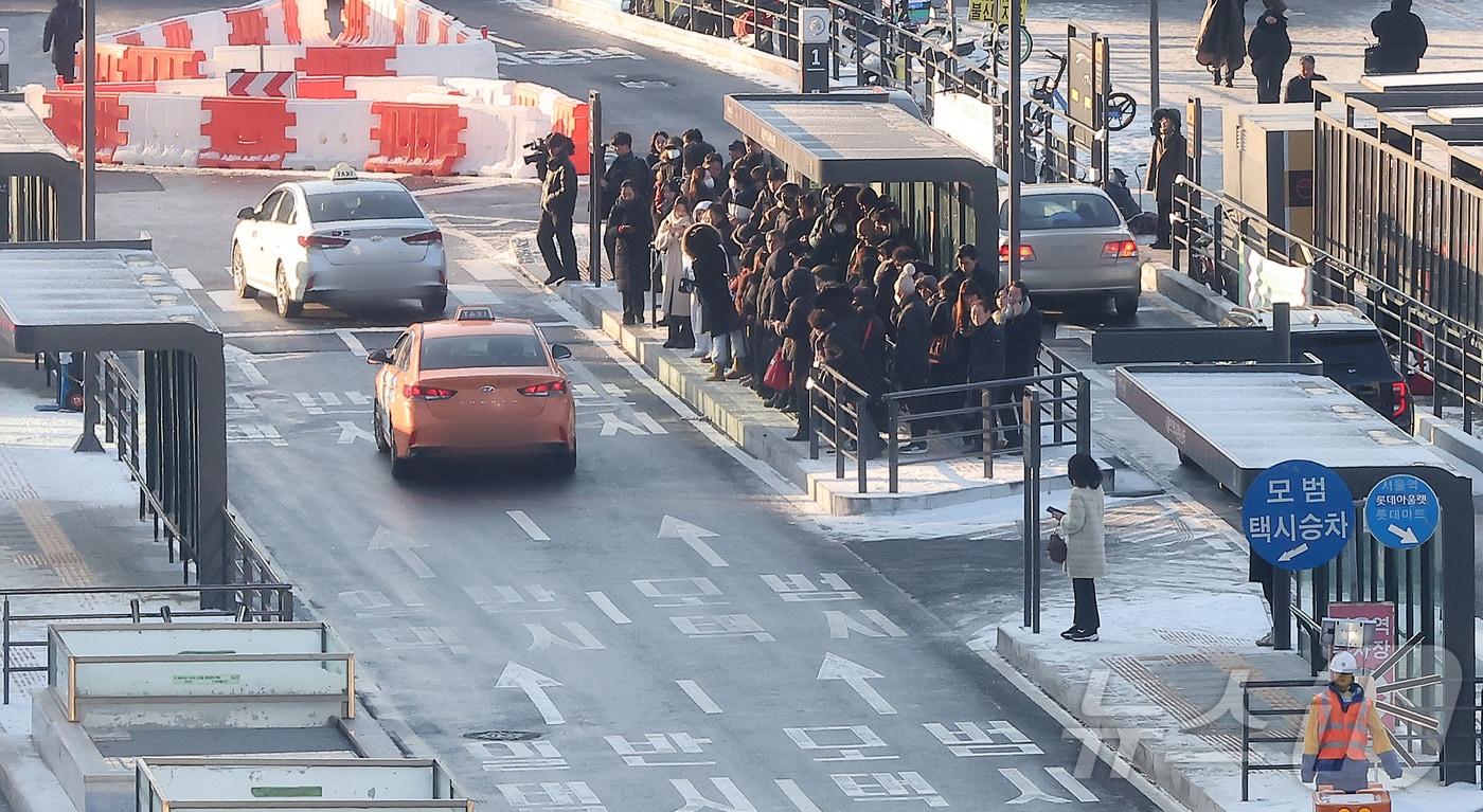 본문 이미지 - 서울역 버스환승센터에서 시민들이 택시를 기다리고 있다. 2026.1.13 ⓒ 뉴스1 김진환 기자