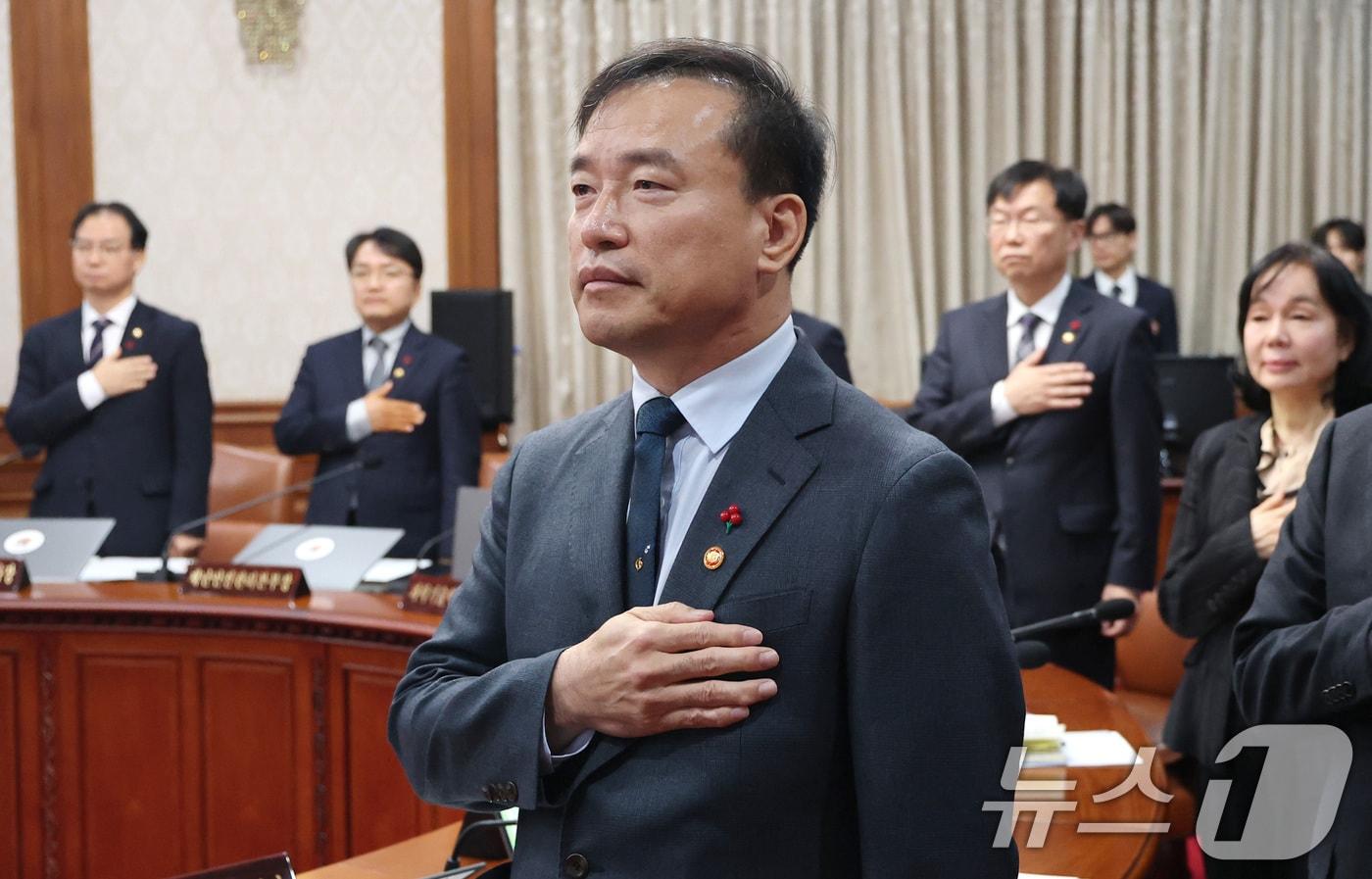 본문 이미지 - 김종철 방송미디어통신위원장이 13일 서울 종로구 정부서울청사에서 열린 국무회의에서 국민의례를 하고 있다. 2026.1.13/뉴스1 ⓒ News1 임세영 기자