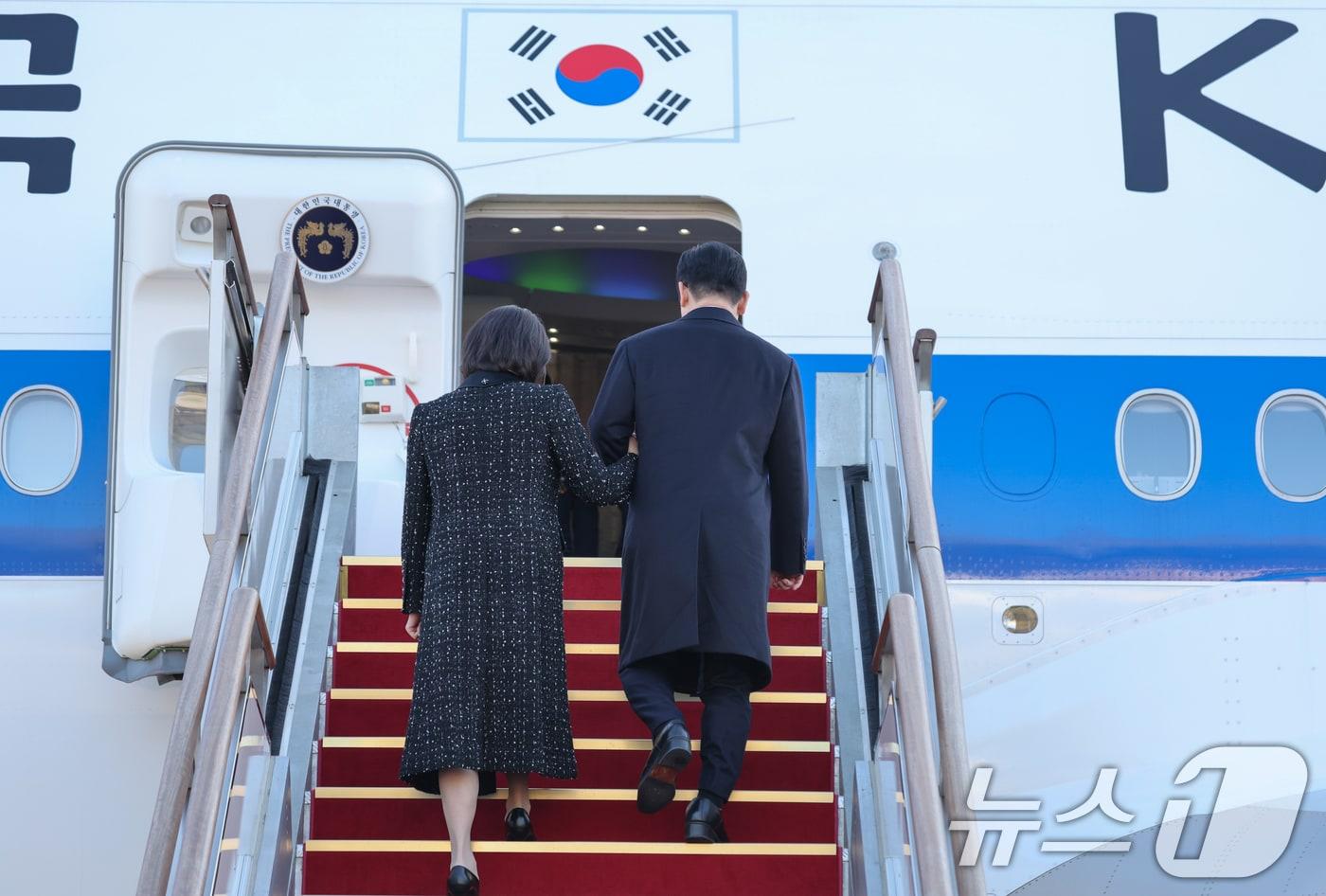 일본 순방 일정에 나선 이재명 대통령과 김혜경 여사가 지난 13일 경기 성남 서울공항에서 공군1호기에 탑승하고 있다. 2026.1.13/뉴스1 ⓒ News1 이재명 기자