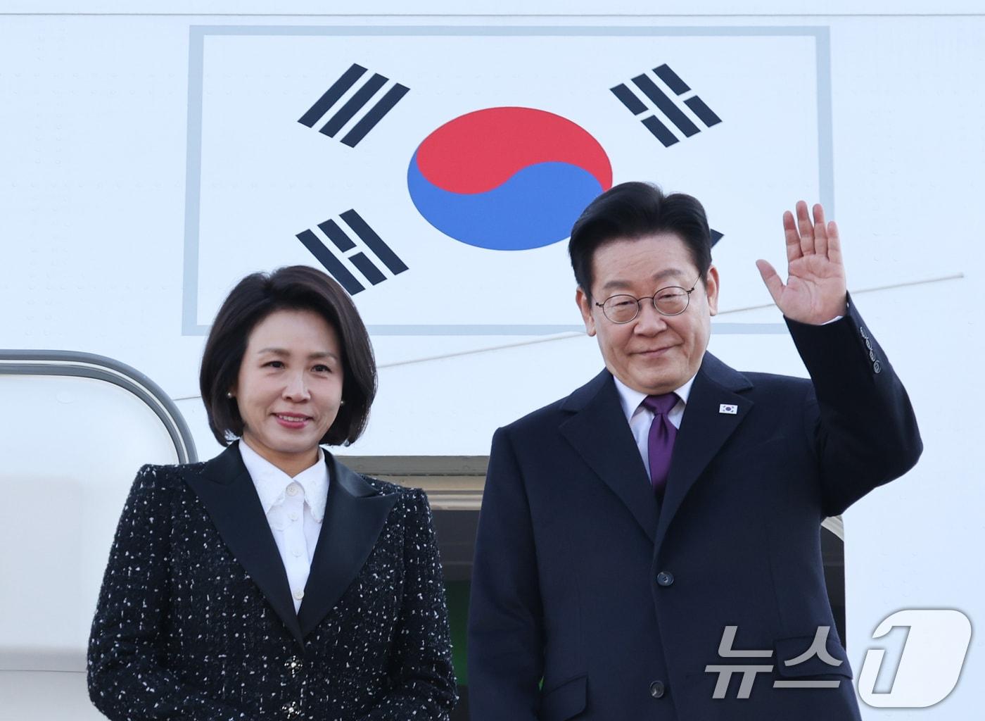 본문 이미지 - 일본 순방 일정에 나선 이재명 대통령과 김혜경 여사가 13일 경기 성남 서울공항을 통해 출국하며 인사하고 있다. 2026.1.13/뉴스1 ⓒ News1 이재명 기자