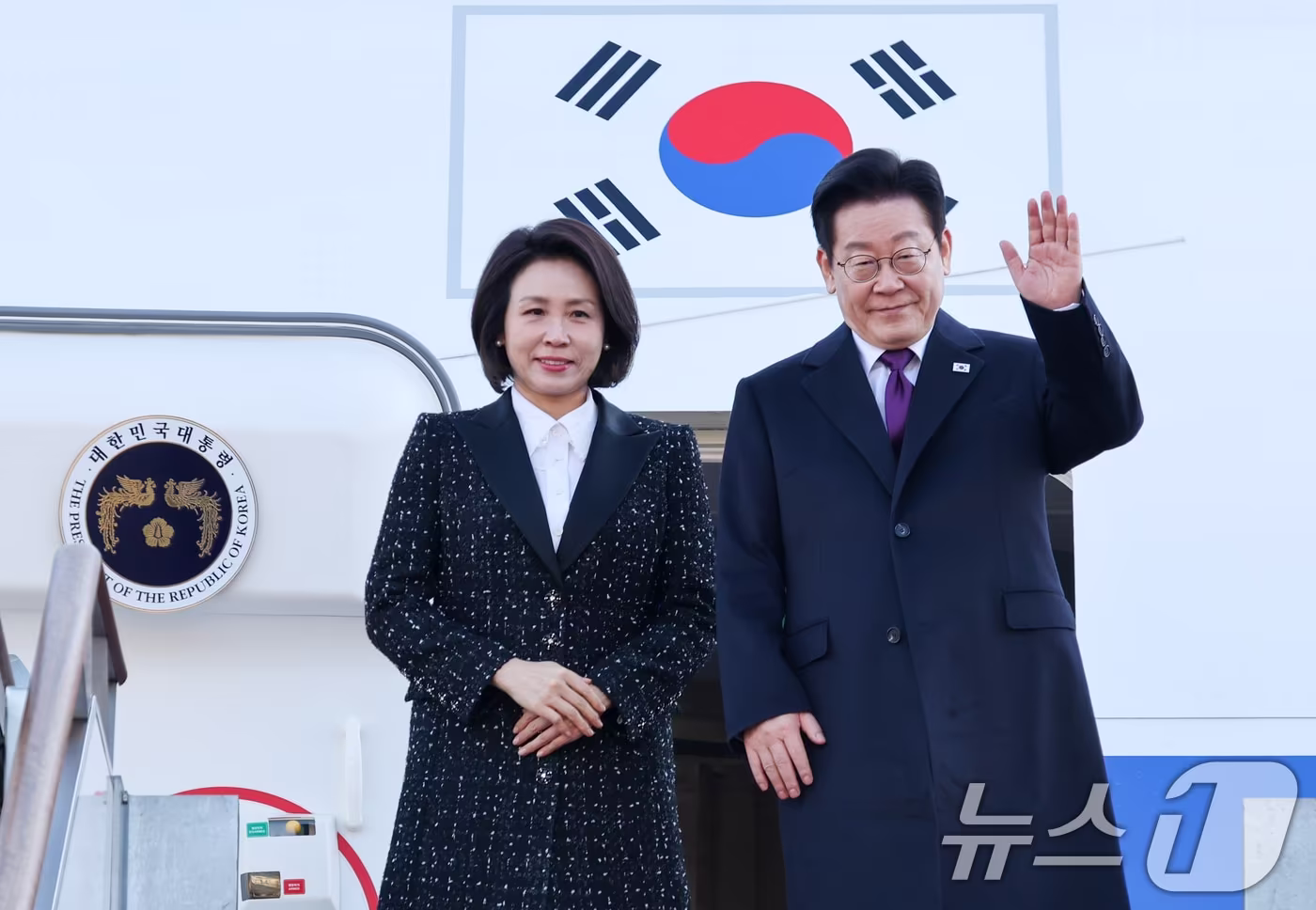 일본 순방 일정에 나선 이재명 대통령과 김혜경 여사가 13일 경기 성남 서울공항을 통해 출국하며 인사하고 있다. 2026.1.13/뉴스1 ⓒ News1 이재명 기자