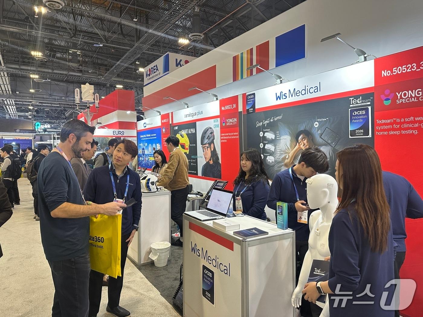 본문 이미지 - 한 외국인 바이어가 ‘CES 2026’에 마련된 용인시단체관에서 참여 중소기업 관계자와 상담을 하고 있는 모습.(용인시 제공)