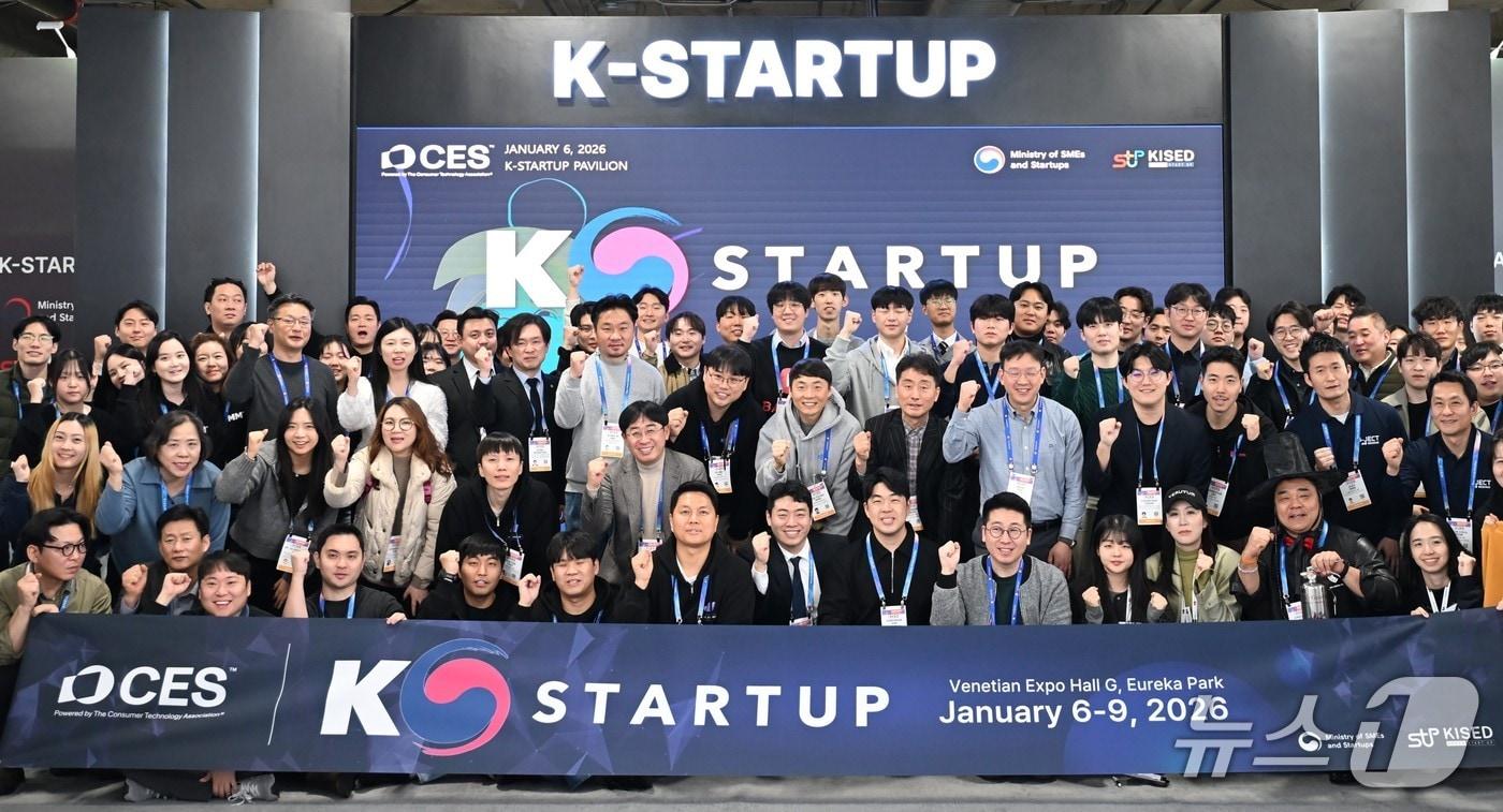 CES 2026에 참가한 'K-스타트업 통합관' 참여기업 단체 사진(창업진흥원 제공)