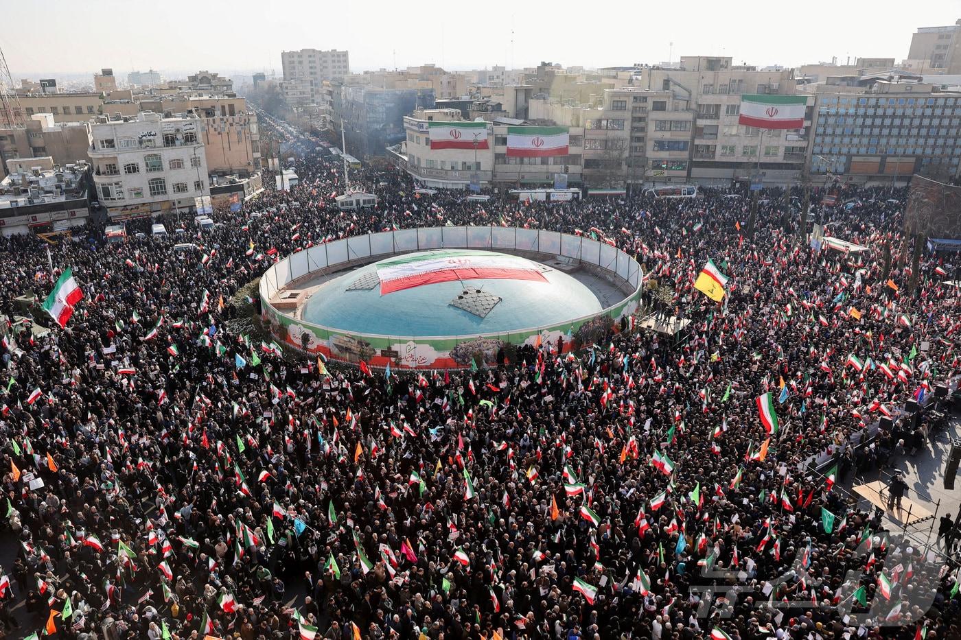 이란인들이 2026년 1월 12일 테헤란에서 열린 친정부 집회에 참석하고 있다.ⓒ 로이터=뉴스1