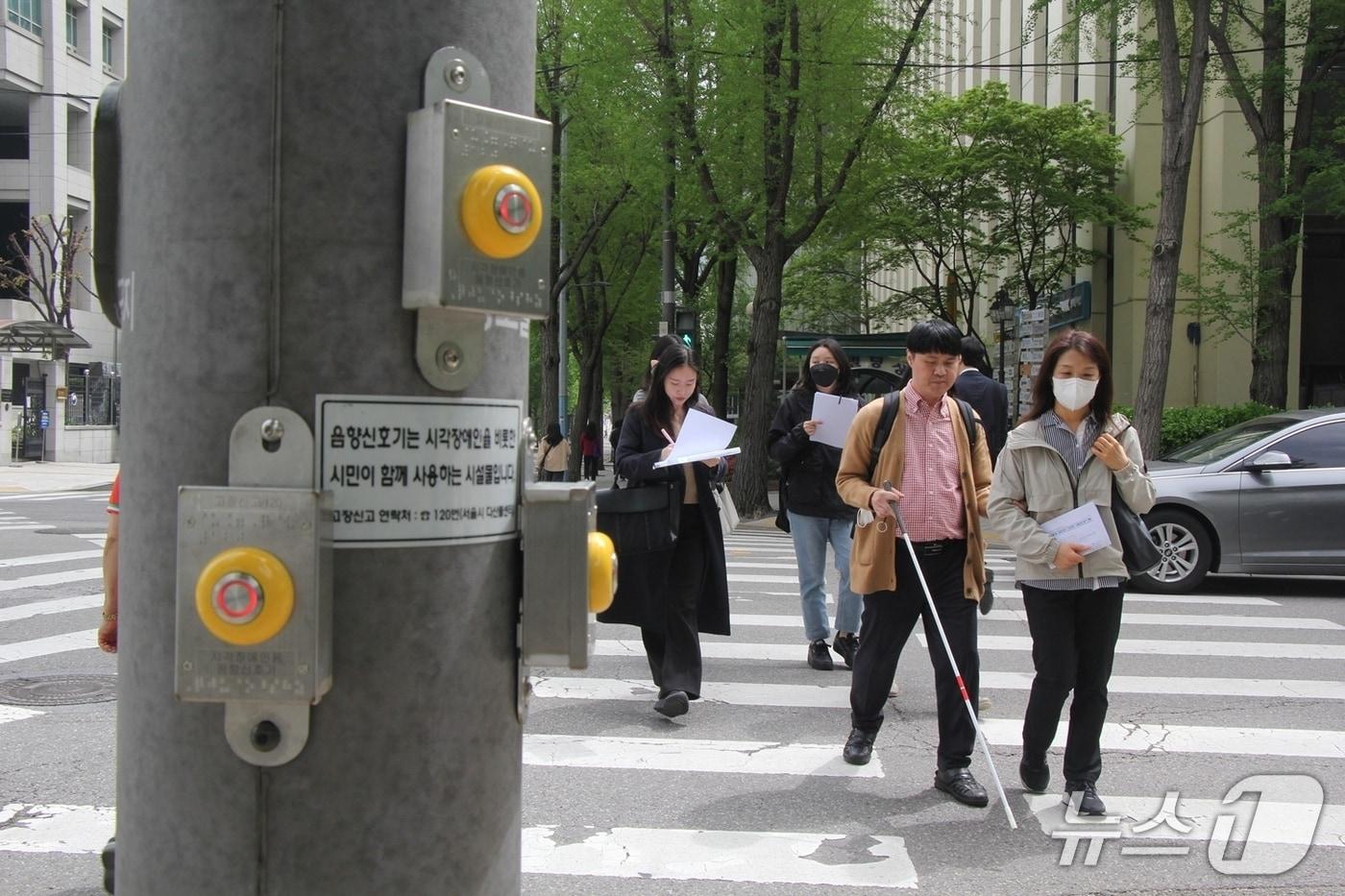 시범운영 현장에서 시각장애인과 공단 연구진이 평가에 참여하고 있다.(한국도로교통공단 제공. 재판매 및 DB금지)/뉴스1