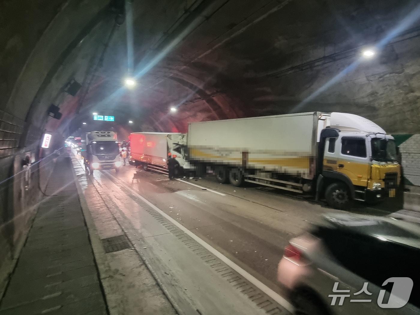 본문 이미지 - 12일 부산외곽순환도로 금정산터널 교통사고 현장.(부산경찰청 제공. 재판매 및 DB 금지)