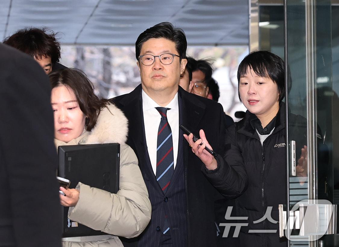 본문 이미지 - '홈플러스 사태' 관련 자본시장법 위반 등의 혐의를 받는 김병주 MBK파트너스 회장이 13일 오전 서울 서초구 서울중앙지방법원에서 열린 구속 전 피의자 심문(영장실질심사)에 출석하고 있다. 검찰은 홈플러스와 MBK파트너스 경영진이 사전에 홈플러스 신용등급 하락을 인지하고도 대규모 단기 채권을 발행한 것으로 보고 지난 7일 구속영장을 청구했다. 2026.1.13/뉴스1 ⓒ News1 오대일 기자