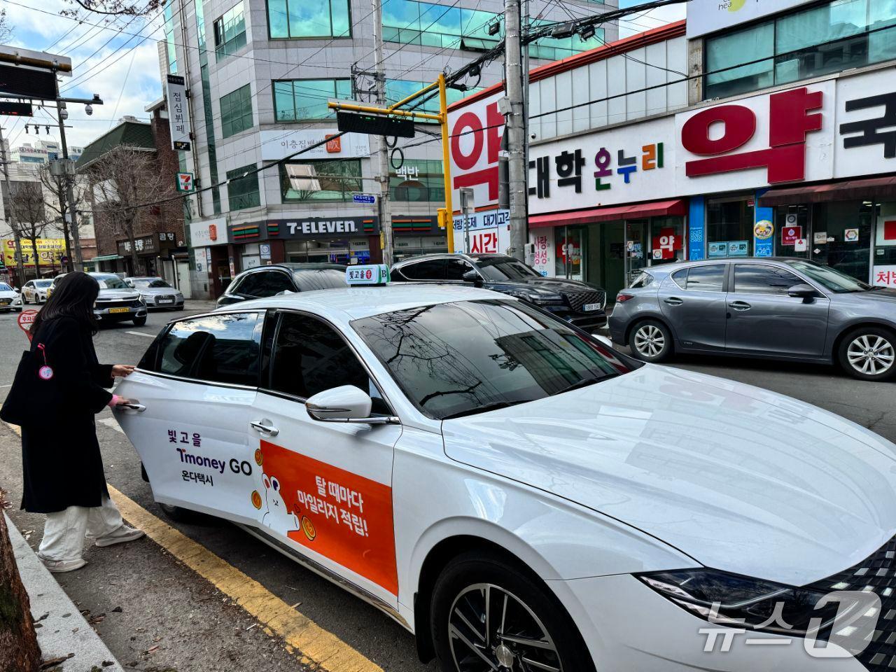 본문 이미지 - 광주 동구 맘택시를 이용하는 임신부의 모습. (동구 제공. 재판매 및 DB 금지)