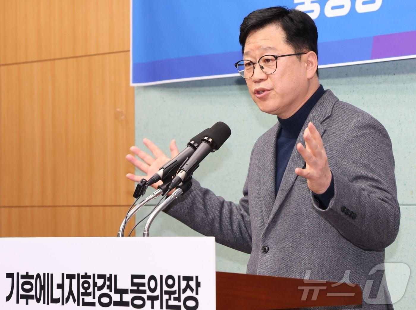 본문 이미지 - 안호영 국회 기후에너지환경노동위원장이 13일 전북 전주시 전북특별자치도의회에서 '용인 반도체' 관련 기자회견을 열고 질의에 답변을 하고 있다. 2026.1.13/뉴스1 ⓒ News1 유경석 기자