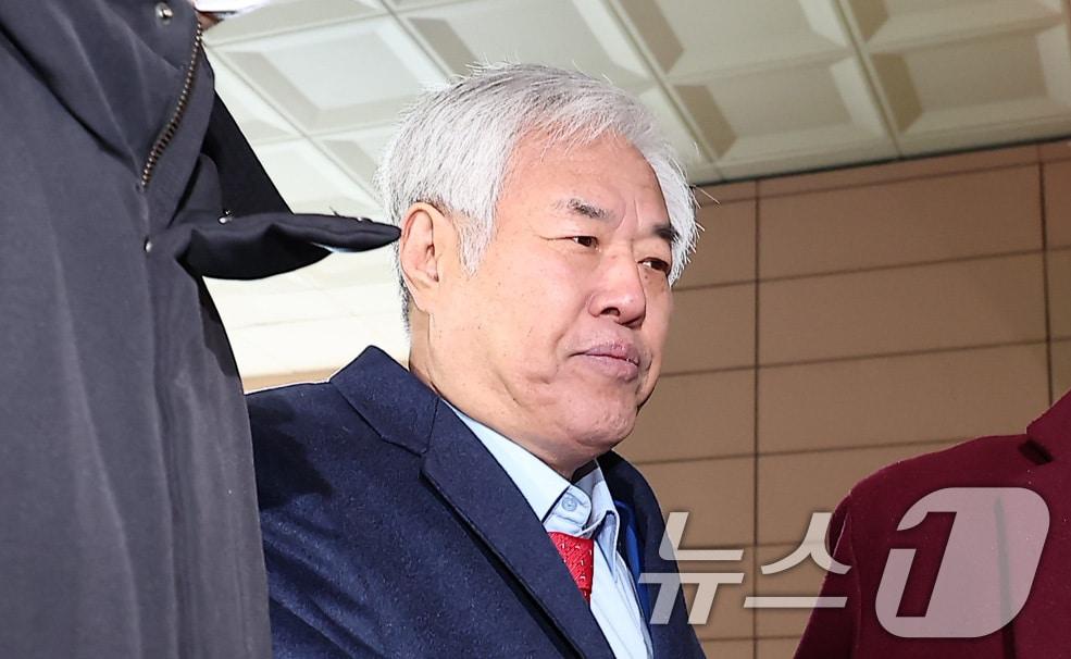 본문 이미지 - 서부지법 난동 사태를 선동한 혐의를 받고 있는 전광훈 사랑제일교회 목사가 13일 서울 마포구 서울서부지방법원에서 열린 구속 전 피의자 심문(영장실질심사)에 출석하고 있다. 전 목사는 신앙심을 내세워 심리적 지배(가스라이팅)를 하고 측근과 보수 유튜버들에게 자금을 지원해 지난해 1월 19일 시위대의 서부지법 난입을 부추긴 혐의를 받는다. 2026.1.13/뉴스1 ⓒ News1 김성진 기자