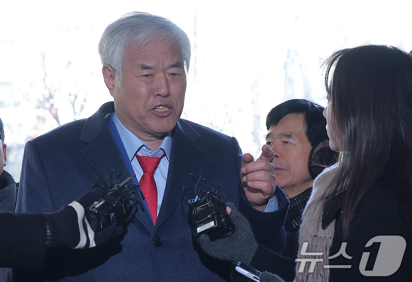 서부지법 난동 사태를 선동한 혐의를 받고 있는 전광훈 사랑제일교회 목사가 13일 서울 마포구 서울서부지방법원에서 열린 구속 전 피의자 심문(영장실질심사)에 출석하며 취재진의 질문에 답하고 있다. 전 목사는 신앙심을 내세워 심리적 지배(가스라이팅)를 하고 측근과 보수 유튜버들에게 자금을 지원해 지난해 1월 19일 시위대의 서부지법 난입을 부추긴 혐의를 받는다. 2026.1.13/뉴스1 ⓒ News1 김성진 기자