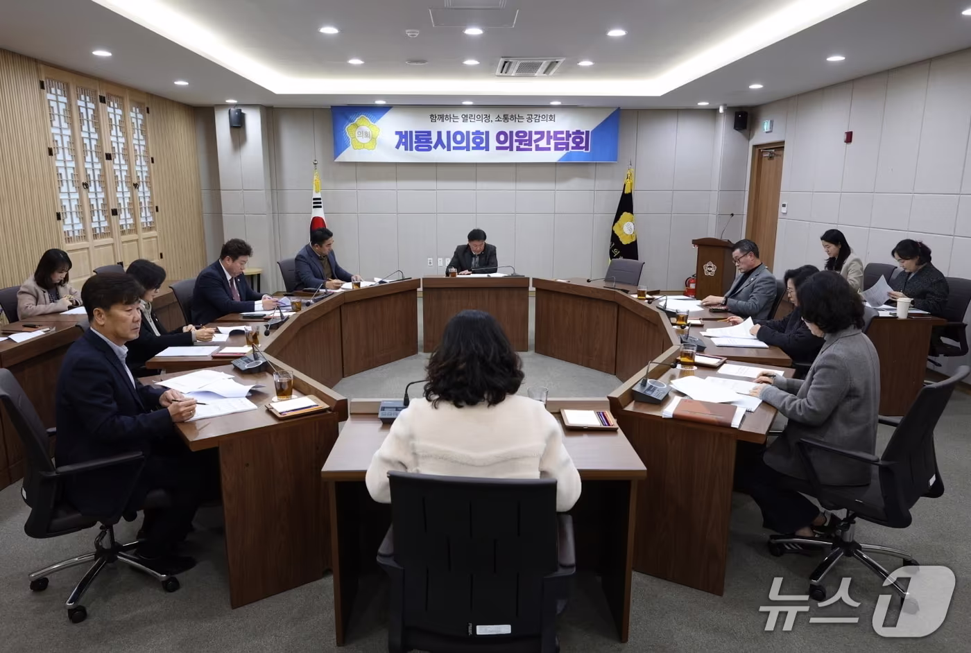계룡시의회(의장 김범규)는 13일 의회 다목적 회의실에서 의원 및 부서장이 참석한 가운데 2026년 첫 의원간담회를 가졌다. (계룡시의회 제공.재판매 및 DB금지)/뉴스1