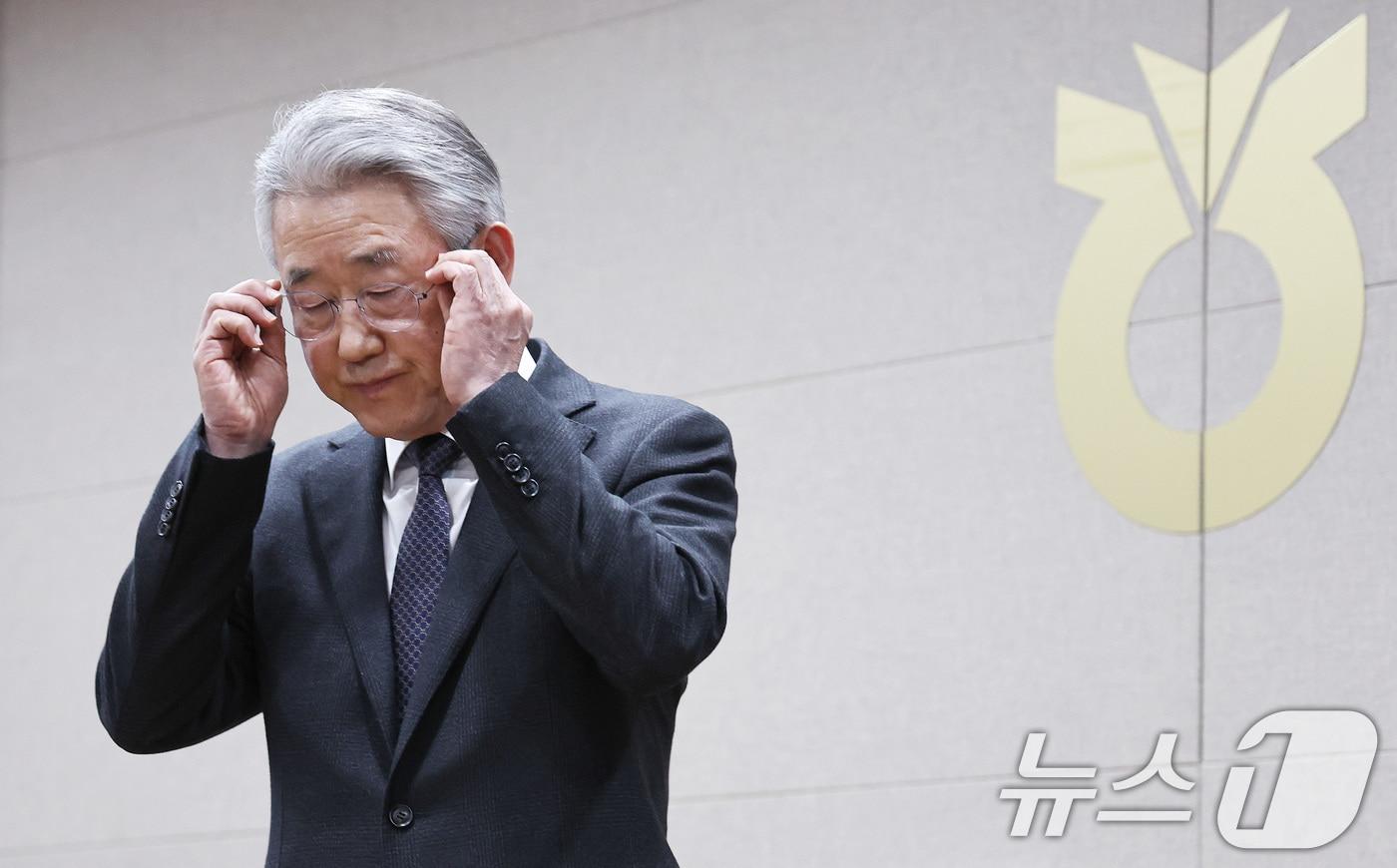 본문 이미지 - 강호동 농협중앙회장이 13일 오전 서울 중구 농협중앙회 본관에서 농림축산식품부가 지난 8일 발표한 농협중앙회에 대한 특별감사 중간 결과와 관련해 대국민 사과 인사를 마친 뒤 회견장을 나서고 있다. 2026.1.13 ⓒ 뉴스1 구윤성 기자