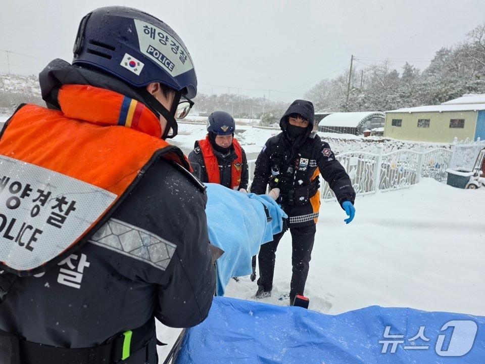 본문 이미지 - 응급환자 이송하는 목포해경. (목포해경 제공. 재판매 및 DB 금지)