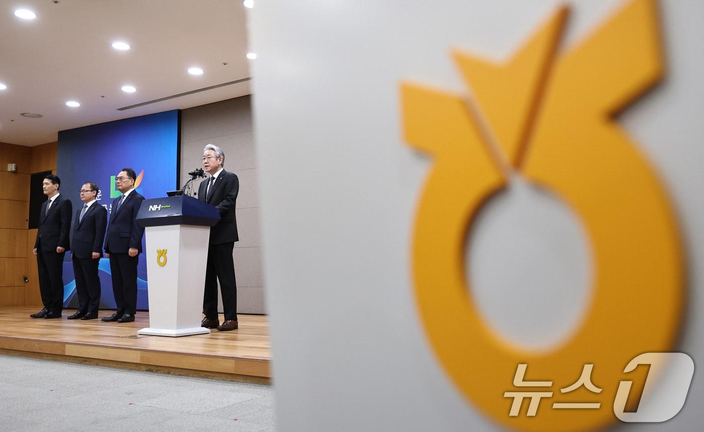 본문 이미지 - 강호동 농협중앙회장이 13일 오전 서울 중구 농협중앙회 본관에서 농림축산식품부가 지난 8일 발표한 농협중앙회에 대한 특별감사 중간 결과와 관련해 대국민 사과문을 발표하고 있다. 2026.1.13/뉴스1 ⓒ News1 구윤성 기자