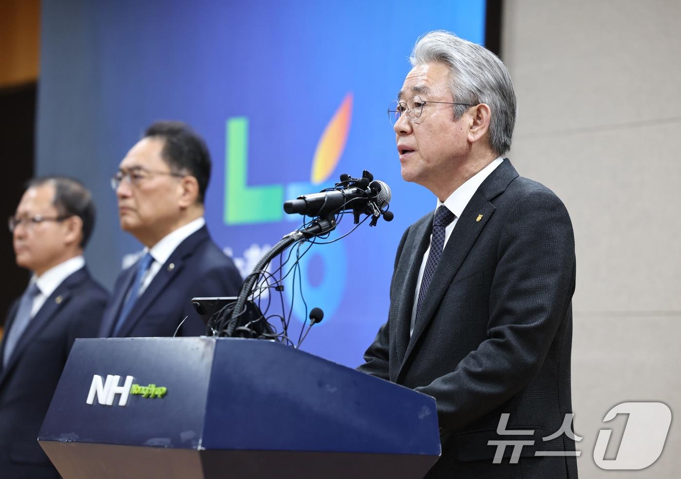 본문 이미지 - 강호동 농협중앙회장이 지난 1월 서울 중구 농협중앙회 본관에서 농림축산식품부가 8일 발표한 농협중앙회에 대한 특별감사 중간 결과와 관련해 대국민 사과문을 발표하고 있다.ⓒ 뉴스1 구윤성 기자