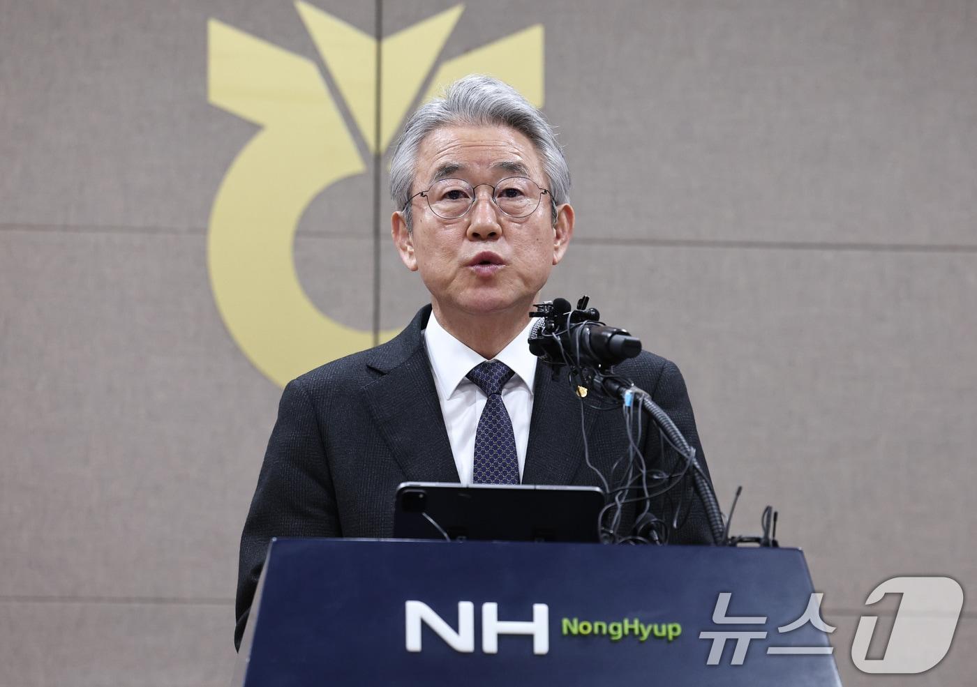 본문 이미지 - 강호동 농협중앙회장이 13일 오전 서울 중구 농협중앙회 본관에서 농림축산식품부가 지난 8일 발표한 농협중앙회에 대한 특별감사 중간 결과와 관련해 대국민 사과문을 발표하고 있다. 2026.1.13 ⓒ 뉴스1 구윤성 기자