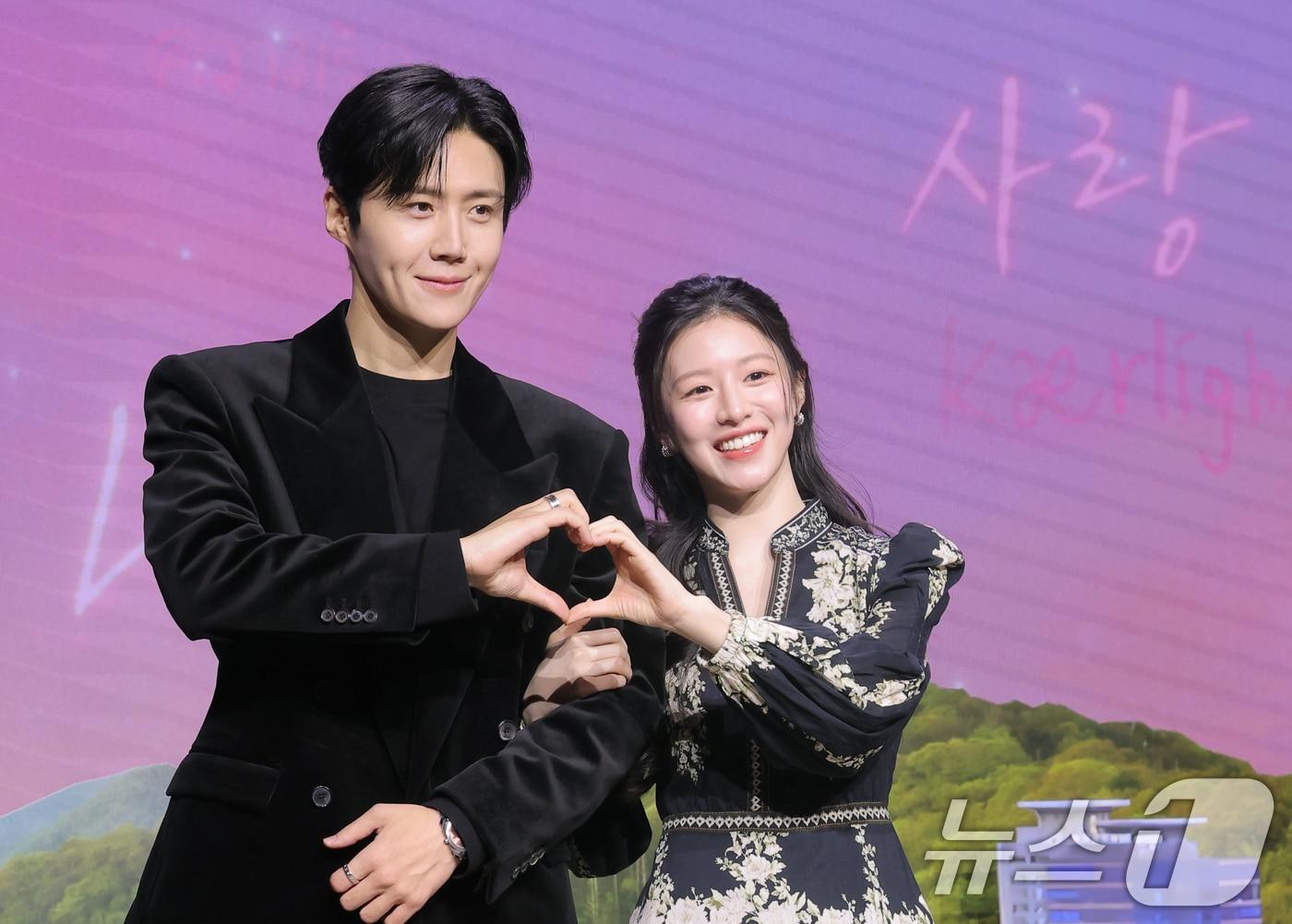 본문 이미지 - 배우 김선호와 고윤정(오른쪽)이 13일 서울 강남구 조선팰리스 서울강남에서 열린 넷플릭스 시리즈 '이 사랑 통역 되나요?' 제작발표회에 참석해 포즈를 취하고 있다. '이 사랑 통역 되나요?'는 다중언어 통역사 주호진(김선호 분)이 글로벌 톱스타 차무희(고윤정 분)의 통역을 맡게 되면서 펼쳐지는 예측불가 로맨틱 코미디다. 2026.1.13/뉴스1 ⓒ News1 권현진 기자