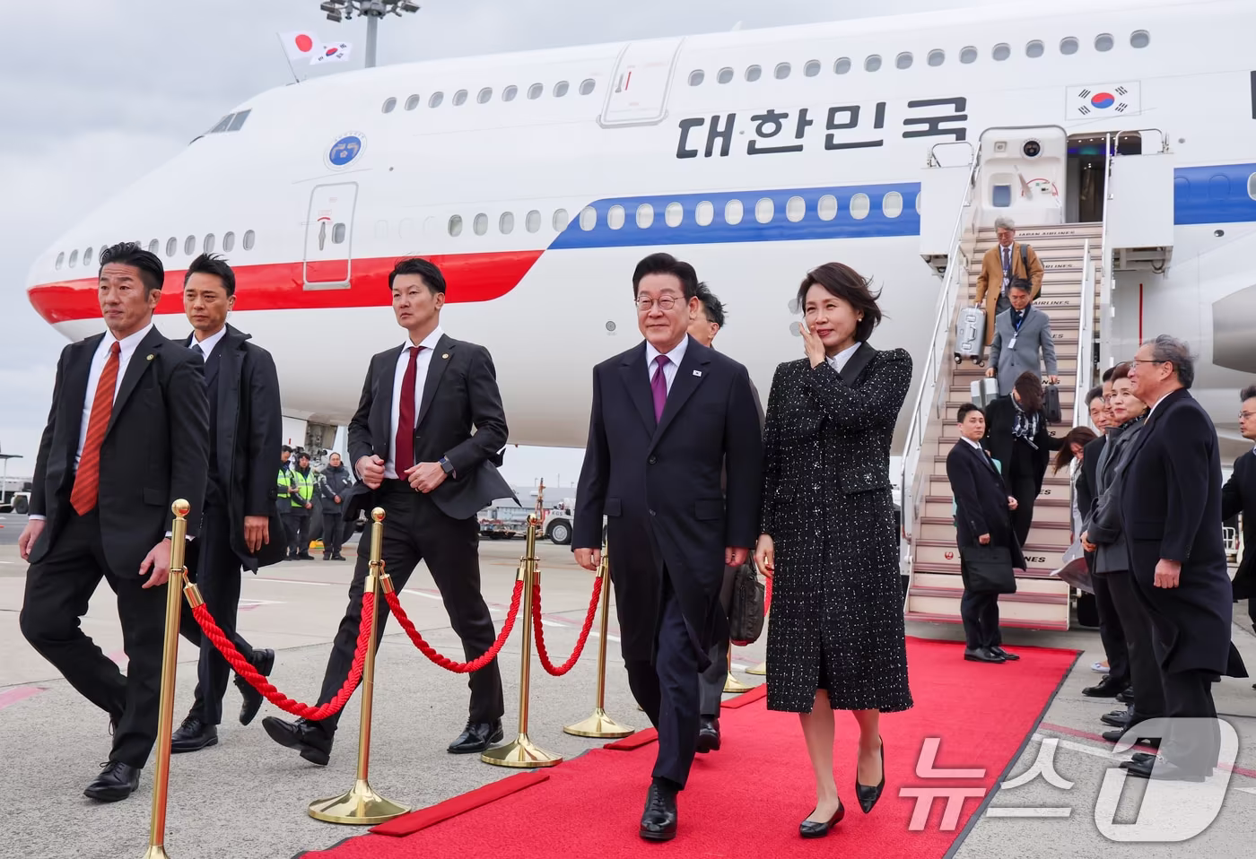 일본 순방 일정에 나선 이재명 대통령과 김혜경 여사가 13일 오사카 간사이 국제공항에 도착한 공군1호기에서 내려 이동하고 있다. 2026.1.13/뉴스1 ⓒ News1 이재명 기자