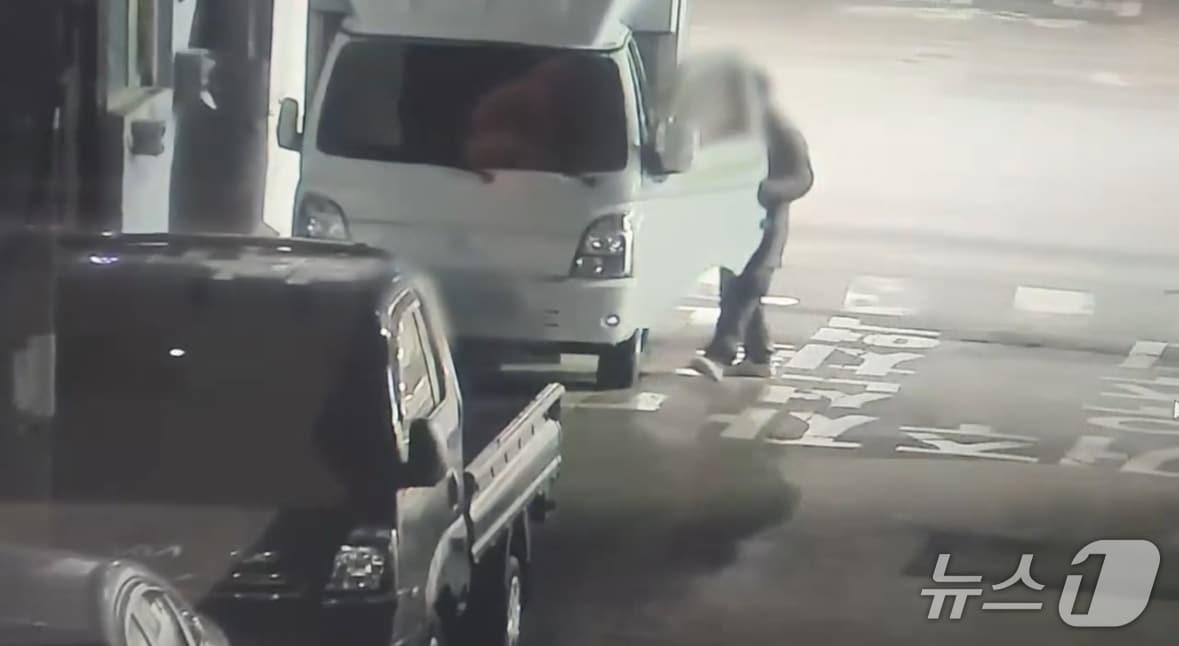 본문 이미지 - 지난 6일 울산 남구 한 노상에서 벌어진 차량털이 범행 모습.(울산경찰청 제공. 재판매 및 DB금지)/뉴스1