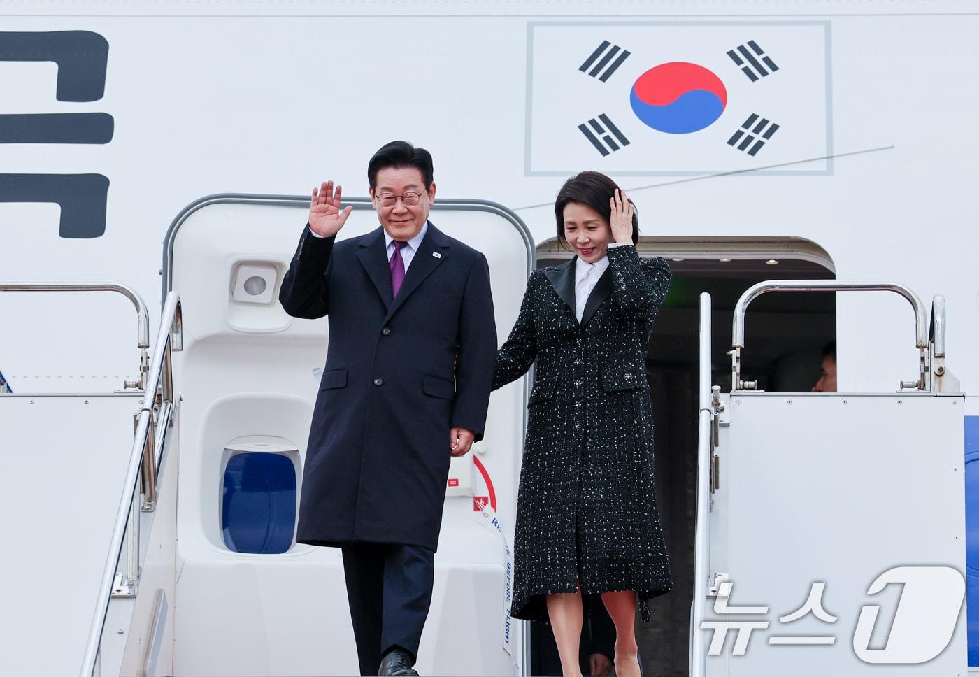 일본 순방 일정에 나선 이재명 대통령과 김혜경 여사가 13일 오사카 간사이 국제공항에서 환영객들에게 인사를 하고 있다. 2026.1.13/뉴스1 ⓒ News1 이재명 기자