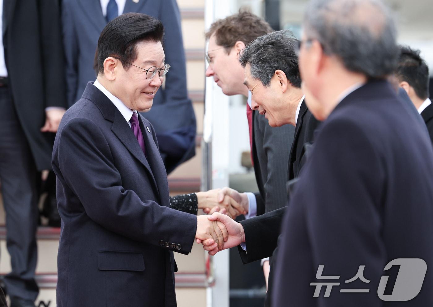 일본 순방 일정에 나선 이재명 대통령이 13일 오사카 간사이 국제공항에 도착해 환영객들과 인사를 하고 있다. 2026.1.13/뉴스1 ⓒ News1 이재명 기자