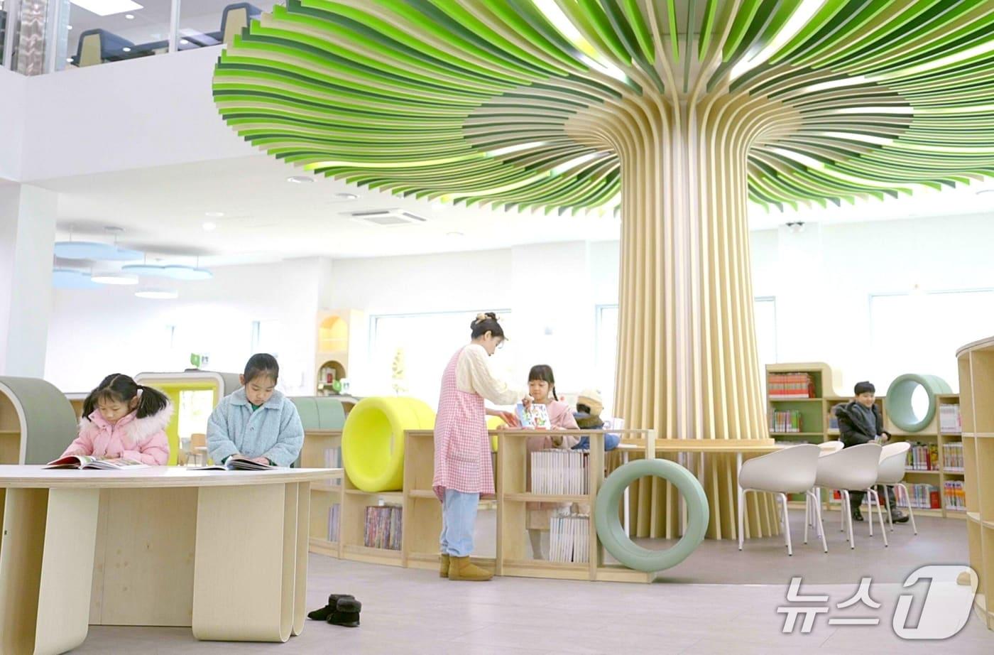 충북 괴산군립도서관에서 어린이들이 책을 보고 있다.(괴산군 제공, 재판매 및 DB금지)/뉴스1