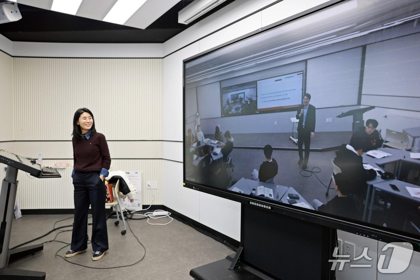 삼육대는 첨단 교육 인프라를 기반으로 한 하이플렉스(HyFlex) 수업 모델을 통해 시·공간의 제약를 넘어서는 새로운 대학 교육 환경을 구현하고 있다고 13일 밝혔다. 사진은 실제 수업 장면.(삼육대 제공)