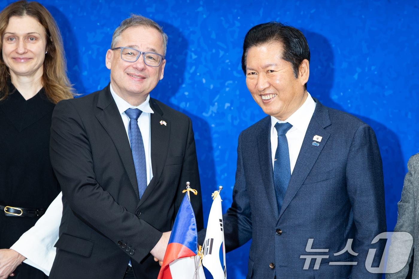 정청래 더불어민주당 대표가 13일 서울 여의도 국회에서 이반 얀차렉 주한체코대사를 접견, 악수하고 있다. 2026.1.13/뉴스1 ⓒ News1 유승관 기자