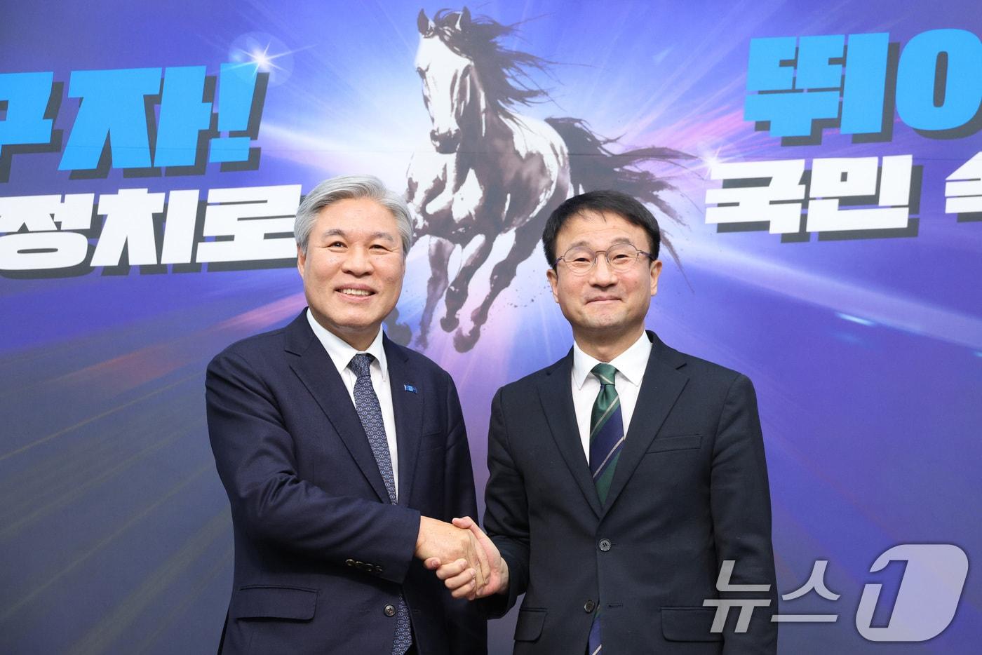 한병도 더불어민주당 원내대표가 13일 서울 여의도 국회에서 서왕진 조국혁신당 원내대표를 예방하고 있다. ⓒ News1 신웅수 기자