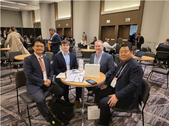 본문 이미지 -  2026년 미국 샌프란시스코에서 열린 JPM 헬스케어 콘퍼런스 현장. 맨 오른쪽이 박태규 대표.