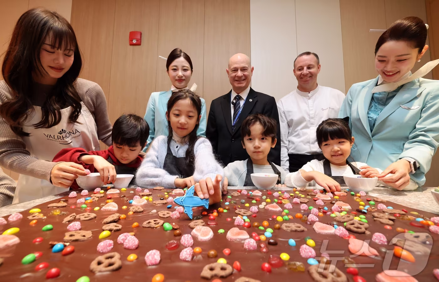 13일 인천국제공항 제2여객터미널 리뉴얼을 마친 대한항공 프레스티지 동편 좌측 라운지에서 데이비드 페이시 부사장을 비롯한 관계자가 쿠킹 스튜디오 라이브러리를 이용하고 있다. (공동취재) 2026.1.13/뉴스1 ⓒ News1 박지혜 기자