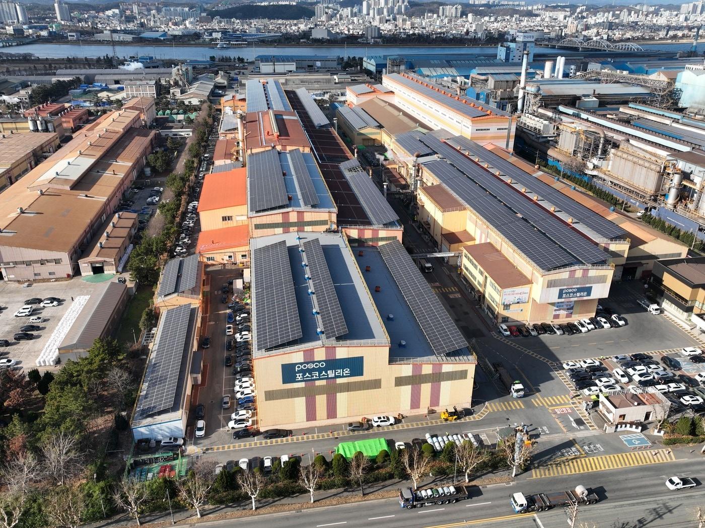 본문 이미지 - 포스코스틸리온 전(全) 공장 지붕에 태양광 패널이 설치돼 있는 모습. (포스코스틸리온 제공)