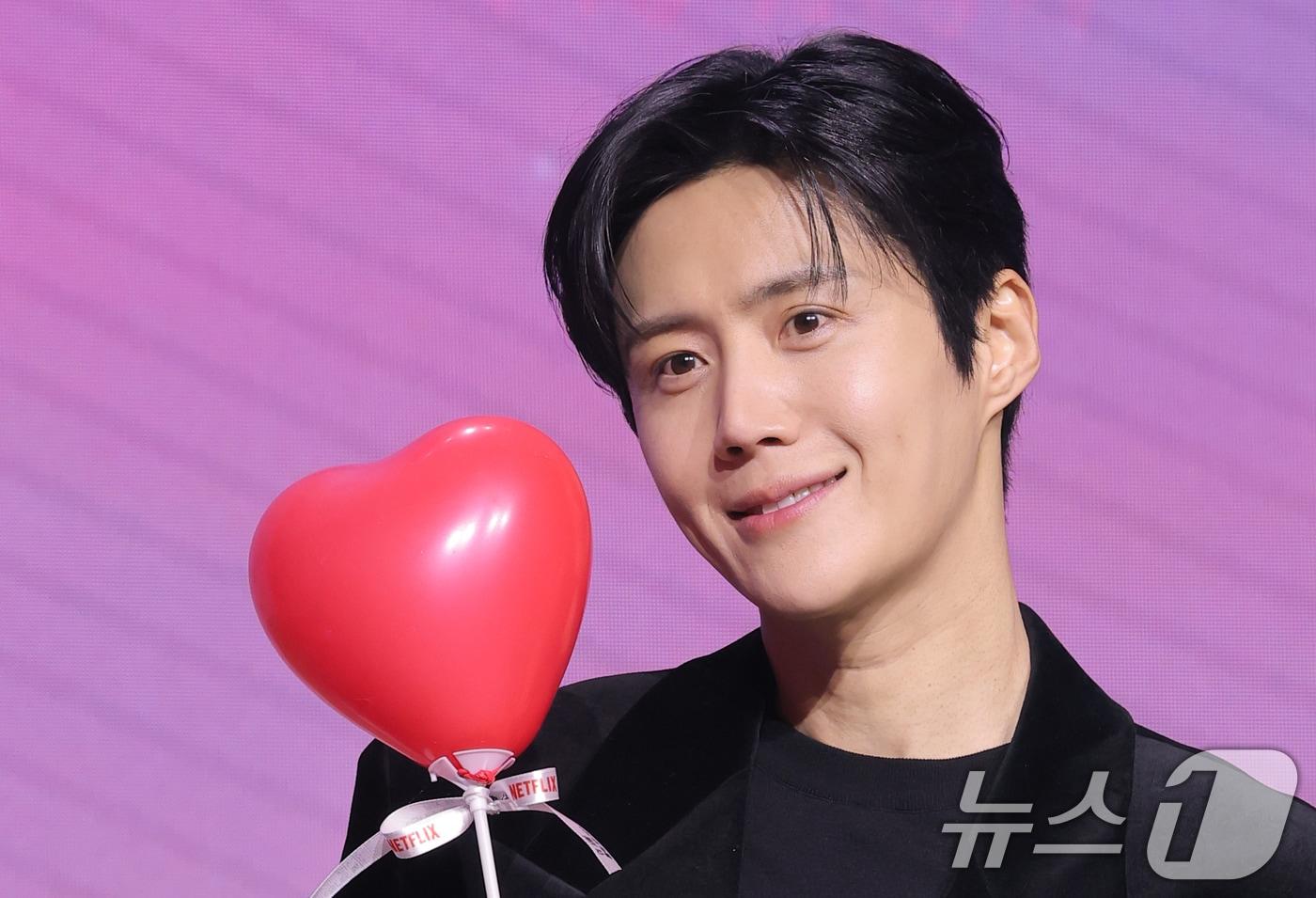 배우 김선호가 13일 서울 강남구 조선팰리스 서울강남에서 열린 넷플릭스 시리즈 '이 사랑 통역 되나요?' 제작발표회에 참석해 포즈를 취하고 있다. '이 사랑 통역 되나요?'는 다중언어 통역사 주호진(김선호 분)이 글로벌 톱스타 차무희(고윤정 분)의 통역을 맡게 되면서 펼쳐지는 예측불가 로맨틱 코미디다. 2026.1.13/뉴스1 ⓒ News1 권현진 기자