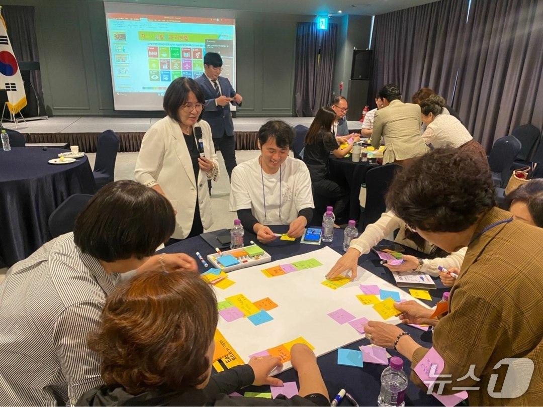 본문 이미지 - 지난해 밀양시 스마트도시 리빙랩 시민참여단 활동 모습.(밀양시 제공. 재판매 및 DB금지)