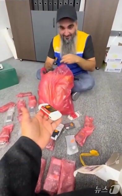 본문 이미지 - 2010년에 주문한 노키아 휴대전화를 16년 만에 수령한 러시아 상인. (출처=러시안 뉴스) 2025.1.13./뉴스1