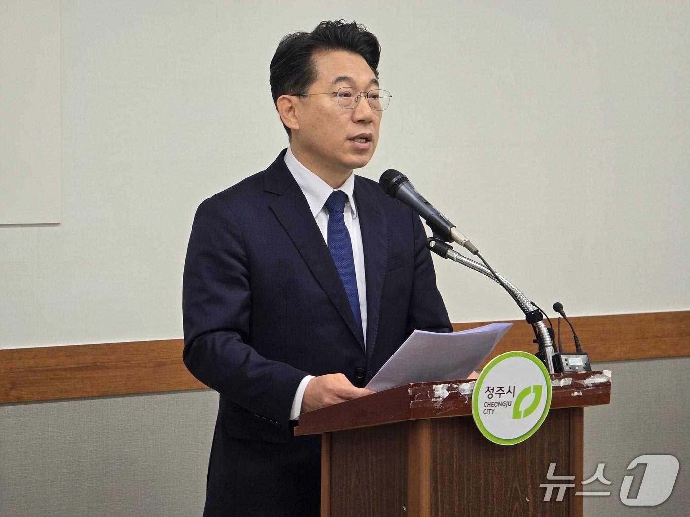 본문 이미지 - 허창원 전 충북도의원이 13일 청주시청에서 공약을 발표하고 있다.(독자 제공. 재판매 및 DB금지)/뉴스1