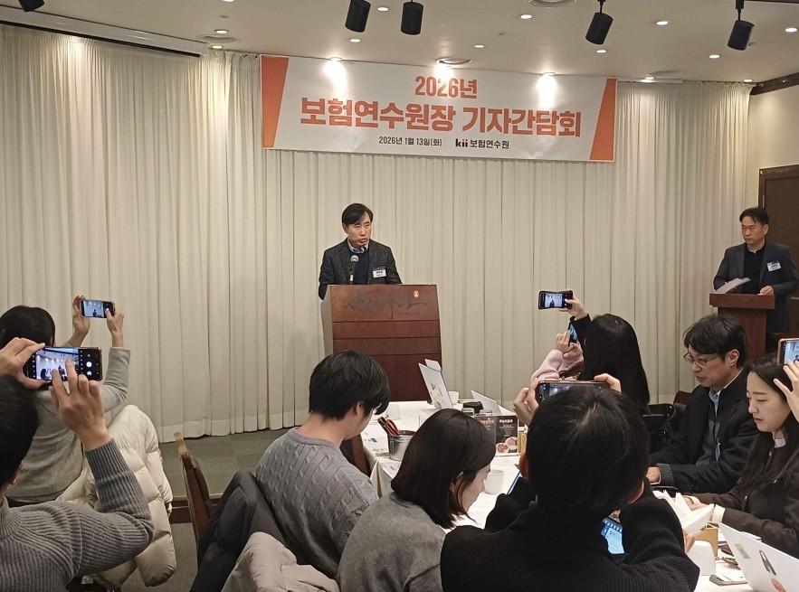 본문 이미지 - 하태경 보험연수원장이 신사업 추진 사항에 대해 설명하고 있다.(보험연수원 제공)