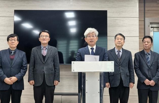 본문 이미지 - 충북교육감 선거에 출마한 김성근 전 충북교육청 부교육감이 기자회견을 하고 있다.2026.1.13/뉴스1